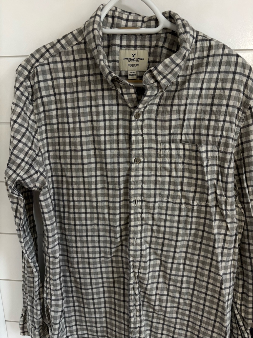 American Eagle Outfitters Men’s large Gray Plaid Button-Up Shirt